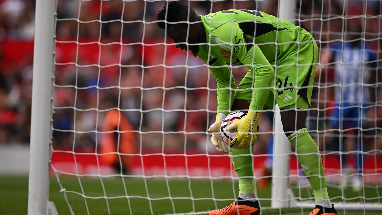 Kiper Manchester United (MU), Andre Onana, ketika melawan Brighton & Hove Albion.