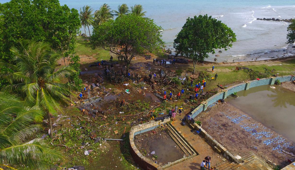 Pemandangan pantai Tanjung Lesung setelah tsunami menerjang daratan, Senin (24/24). Tsunami Selat Sunda diduga muncul akibat adanya peningkatan aktivitas Gunung Anak Krakatau. (AP Photo/Achmad Ibrahim)