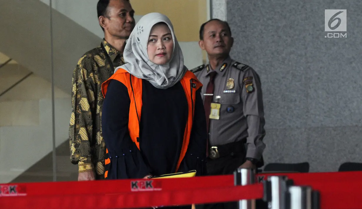 Bupati nonaktif Bekasi Neneng Hasanah Yasin usai menjalani pemeriksaan lanjutan di Gedung KPK, Jakarta, Jumat (8/2). Pemeriksaan lanjutan ini dilakukan untuk mendalami kasus dugaan suap izin proyek pembangunan Meikarta. (Merdeka.com/Dwi Narwoko)