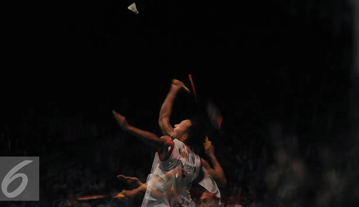Tunggal putera Indonesia, Ihsan Maulana Mustofa melakukan smes ke arah pebulutangkis Inggris, Rajiv Ouseph di perempat final BCA Indonesia Open 2016, Jakarta, Jumat (3/6/2016). Ihsan unggul 17-21. 21-12, 21-12. (Liputan6.com/Helmi Fithriansyah)