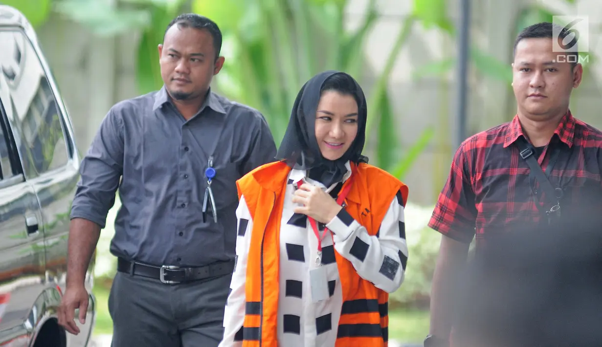 Bupati (nonaktif) Kutai Kartanegara Rita Widyasari mendatangi Gedung KPK untuk menjalani pemeriksaan, Jakarta, Selasa (30/1). Rita Widyasari sebagai tersangka kasus dugaan tindak pidana pencucian uang (TPPU). (Liputan6.com/Herman Zakharia)