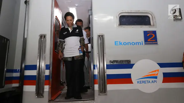 Menteri Rini Soemarno Lepas Pemudik Gratis PT KAI