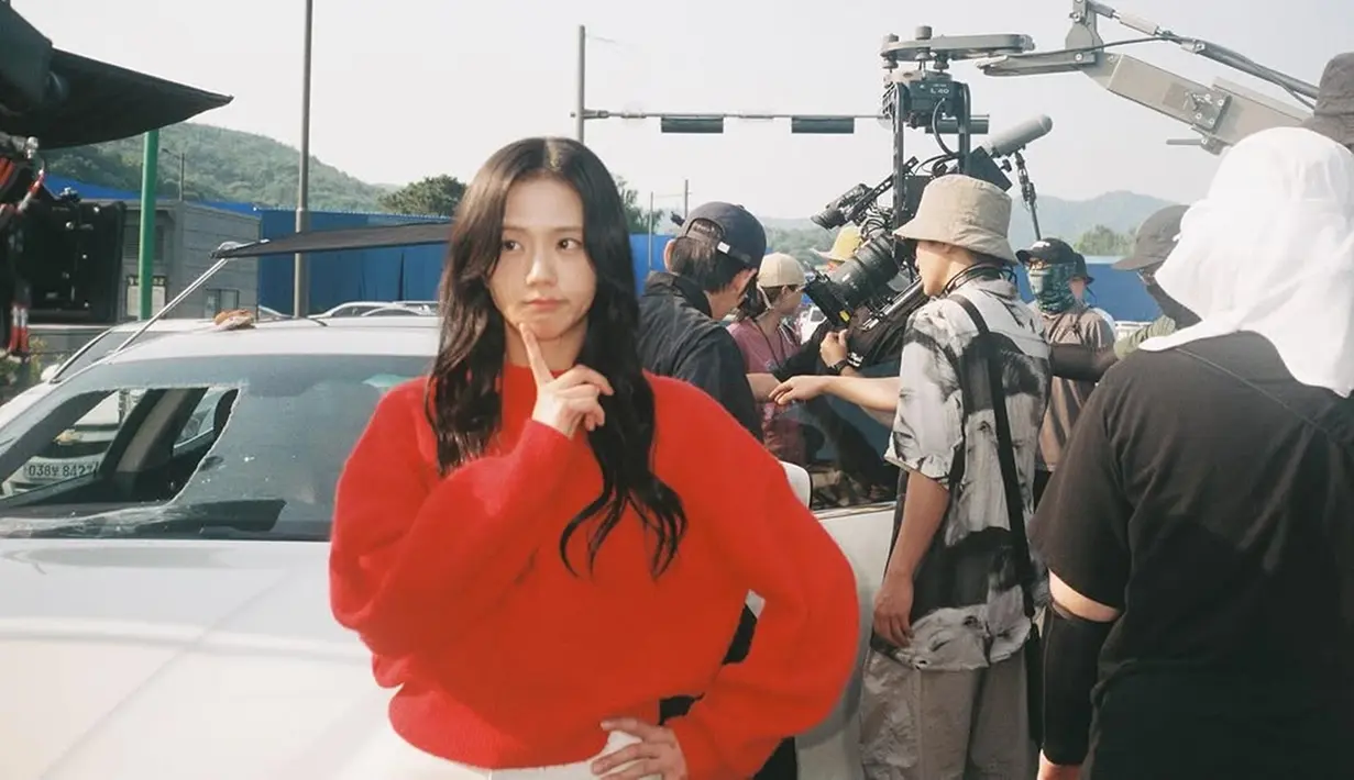 Proses syuting Newtopia yang hampir memakan waktu satu tahun, membutuhkan persiapan fisik dan mental yang matang dari Jisoo. Ia tak hanya berlatih akting, tetapi juga menjaga kondisi fisiknya agar tetap prima. Semangat Jisoo ini terlihat dari berbagai foto di balik layar yang dibagikannya di media sosial. (Liputan6.com/IG/@sooyaaa__)
