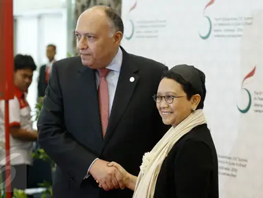Menlu Mesir, Sameh Soukry (kiri) dan Menlu RI, Retno Marsudi melakukan pertemuan bilateral di sela pertemuan KTT Luar Biasa OKI di Jakarta, Minggu (6/2/2016).  Indonesia meminta kemudahan investasi di Mesir. (Liputan6.com/Faizal Fanani)