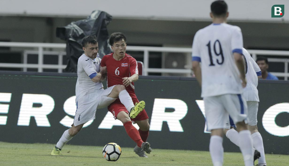 Pemain Korea Utara, Ri Chung Gyu, saat melawan Uzbekistan pada laga PSSI Anniversary Cup 2018 di Stadion Pakansari, (27/4/2018). Korea Utara bermain imbang 2-2 dengan Uzbekistan. (Bola.com/M Iqbal Ichsan)
