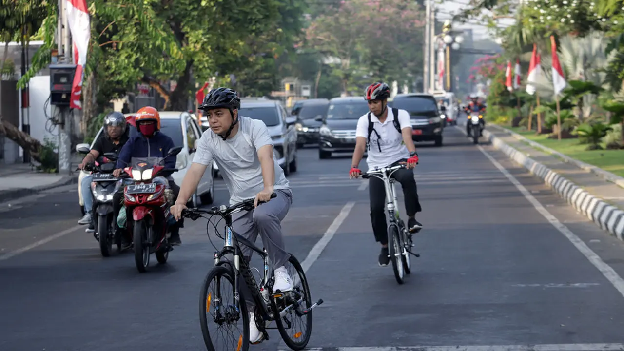 Eri Cahyadi naik sepede ke Balai Kota Surabaya. (Istimewa)