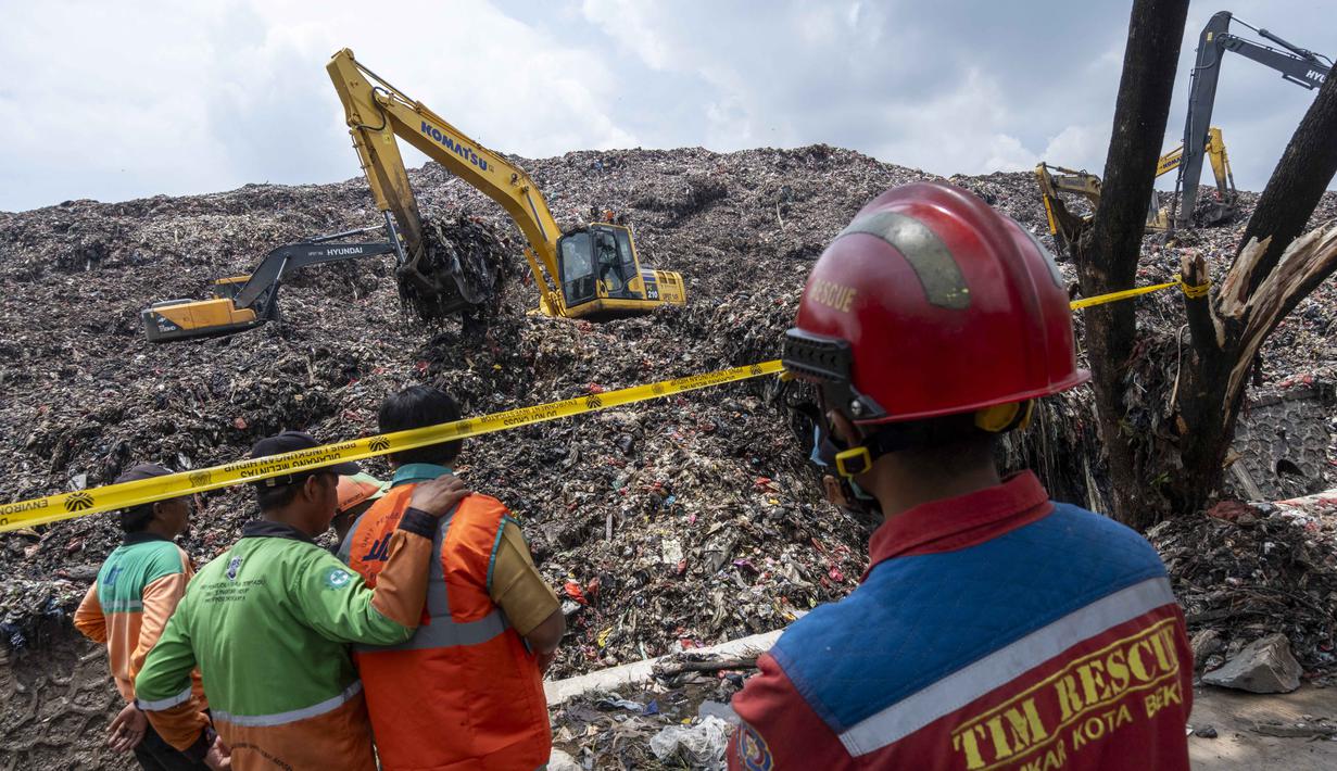 Tim penyelamat menggunakan alat berat untuk mencari korban longsor di Tempat Pembuangan Sampah Terpadu (TPST) Bantargebang, Bekasi, Jawa Barat, pada 9 Maret 2026. Longsor melanda kawasan Zona 4 Tempat Pembuangan Sampah Terpadu (TPST) Bantargebang, Kota Bekasi, Jawa Barat. (BAY ISMOYO/AFP)