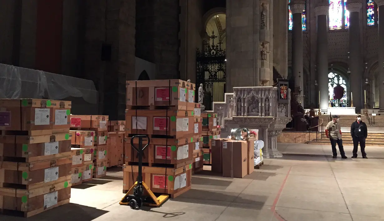 Kotak-kotak berisi tenda-tenda terlihat di dalam Katedral St. John the Divine yang akan menjadi rumah sakit lapangan untuk menangani pasien virus corona (Covid-19) pada akhir pekan ini di New York, 7 April 2020.  Tenda-tenda medis itu akan bisa menampung setidaknya 200 pasien. (Peter HUTCHISON/AFP)