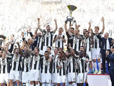 Para pemain Juventus merayakan gelar Scudetto yang ke-33 usai mengalahkan Crotone pada laga Serie A di Stadion Juventus, Turin, Minggu (21/5/2017). (EPA/Alessandro Di Marco)