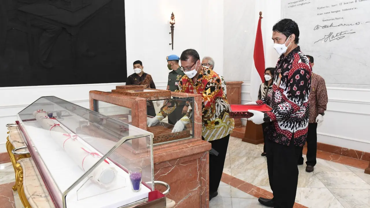 Sekretariat Presiden (Setpres) melakukan serah terima naskah asli teks proklamasi di Gedung Arsip Nasional Republik Indonesia (ANRI), Selasa (16/8/2022).