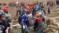 Tim SAR gabungan melakukan operasi pencarian korban bencana longsor di Kecamatan Cisarua, Kabupaten Bandung Barat. (Dok. Kantor SAR Bandung)