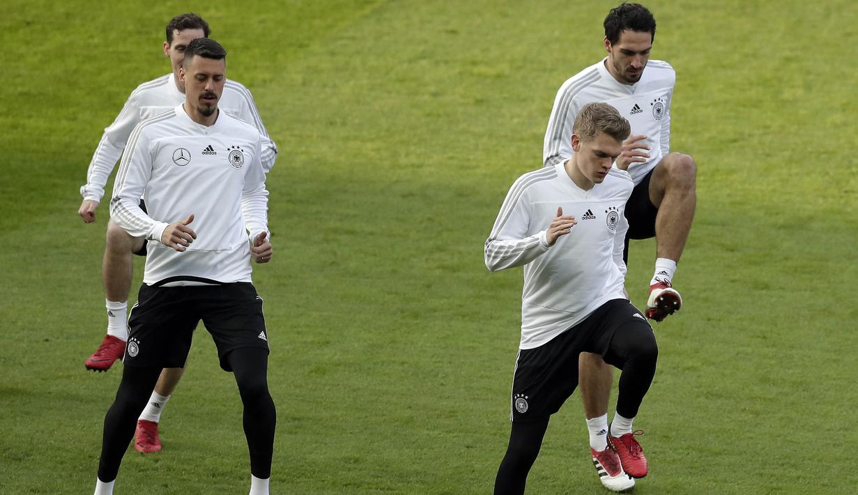 Para pemain Jerman tampak serius saat melakukan sesi latihan jelang laga persahabatan di Berlin, Jerman, Selasa, (27/3/2018). Jerman akan berhadapan dengan Brasil. (AP/Michael Sohn)