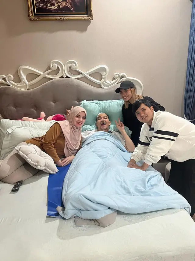 Indra Bekti dijenguk rekan artis di rumahnya (Foto: Instagram jirayutdaa4official)