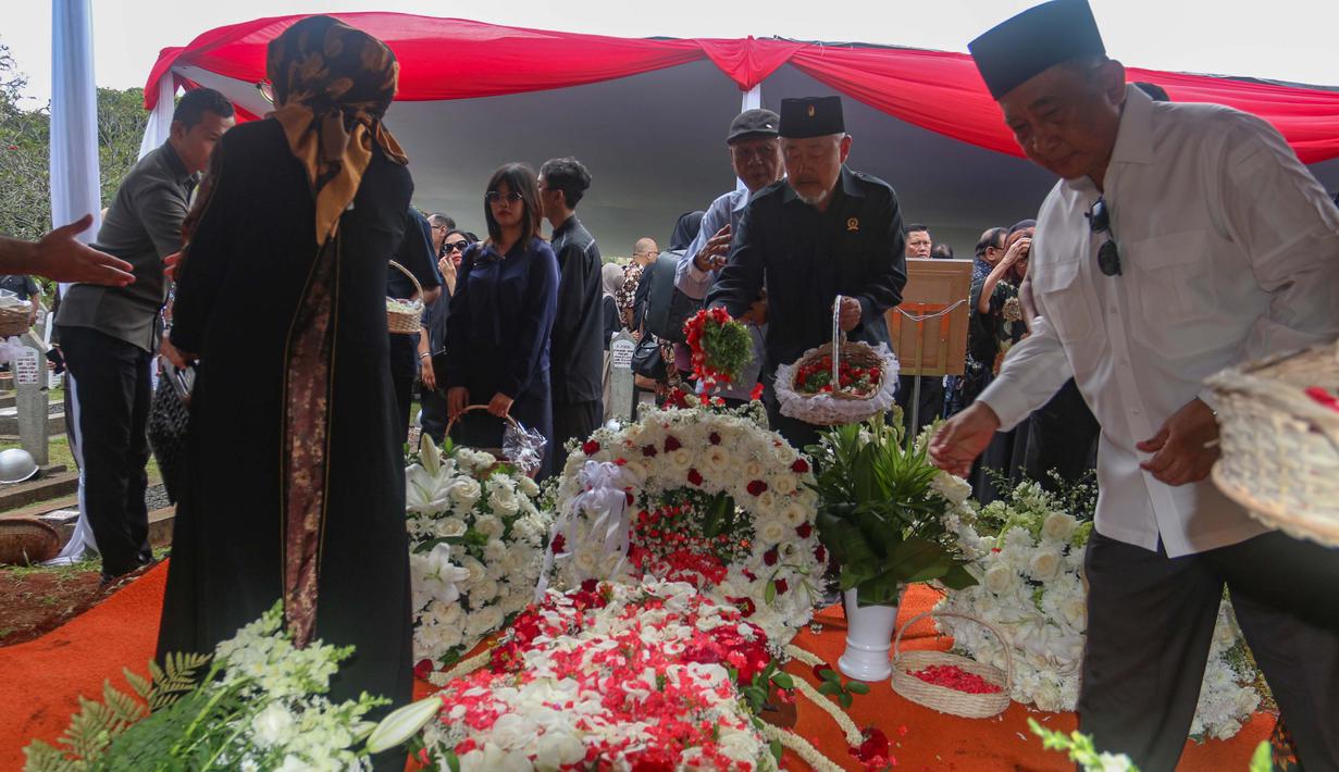 Beliau juga pernah menjabat sebagai, Menteri Negara Lingkungan Hidup (Era Persiden Soeharto); Menteri Pendidikan dan Kebudayaan (Era Presiden B.J. Habibie); dan Menteri Pertahanan (Era Presiden Abdurrahman Wahid/Gus Dur dan Susilo Bambang Yudhoyono). Tampak dalam foto, suasana prosesi pemakaman mantan Menteri Pertahanan, Juwono Sudarsono, di Taman Makam Pahlawan Nasional (TMPN), Kalibata, Jakarta, Minggu (29/3/2026). (merdeka.com/Arie Basuki)