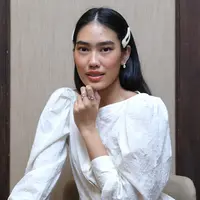 Pelantun lagu ini kerap membagikan unggahan tentang gaya busananya. Ia terkenal akan busana casual yang simpel nan tetap modis. Dengan blouse putih dan jepit rambut warna senada, Alika tampil mempesona. (Kapanlagi.com/Daniel Kampua)