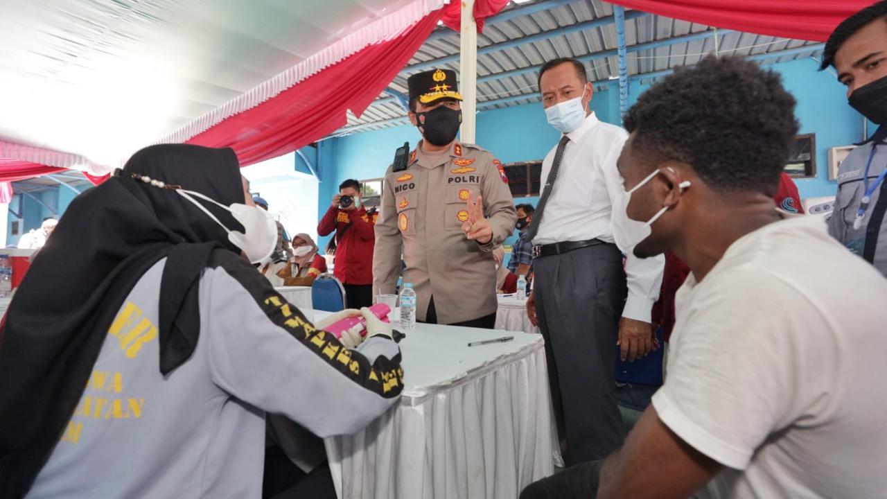 Kapolda Jatim Irjen Pol Nico Afinta meninjau vaksinasi di Universitas Muhammadiyah Malang (UMM). (Dian Kurniawan/Liputan6.com)