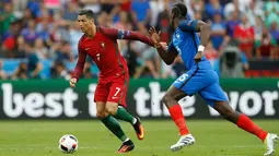 Cristiano Ronaldo (kiri) saat  laga final antara Portugal dan Prancis di Stade de France, Senin (11/7). Portugal keluar sebagai juara usai mengalahkan Prancis dengan skor 1-0. (REUTERS)