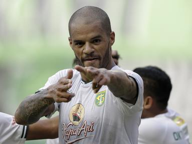 Striker Persebaya Surabaya, David Da Silva, melakukan selebrasi usai mencetak gol ke gawang Bhayangkara FC pada laga Shopee Liga 1 di Stadion Patriot Chandrabhaga, Bekasi, Sabtu (31/8). Persebaya menang 2-0 atas Bhayangkara. (Bola.com/Yoppy Renato)