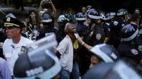 Pengunjuk rasa setelah penembakan pria kulit hitam di oleh polisi di AS. (Reuters)