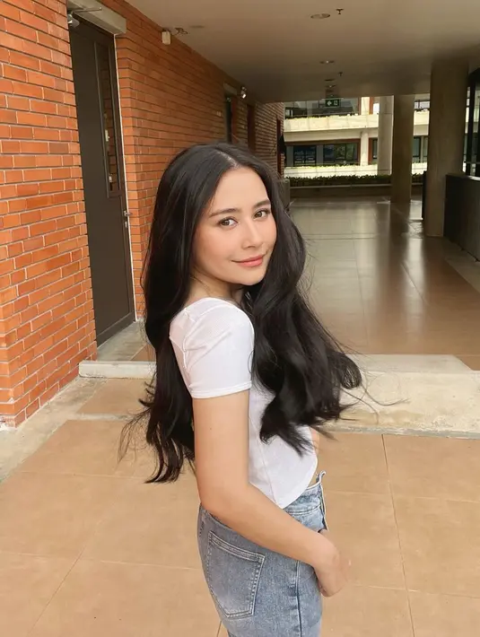 Dirinya pun menyebut jika Prilly Latuconsina terinspirasi dari mendiang Olga Syahputra. Dirinya begitu senang dan kagum dengan keramahan Olga Syahputra terhadap penggemar. (Liputan6.com/IG/@
prillylatuconsina96)