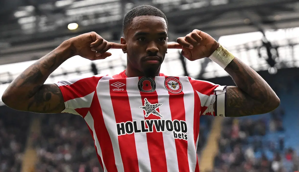Meski tak dibawa Timnas Inggris ke Piala Dunia 2022, Ivan Toney tampil mengagumkan bersama Brentford di Liga Inggris musim 2022/2023. Ia mampu menunjukkan kehebatannya dalam mencetak gol dan masuk ke dalam daftar top skor sementara Liga Inggris musim ini. Toney tercatat telah membuat 10 gol dan 2 assist dalam 14 laga. (AFP/Oli Scarff)