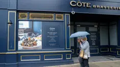 Orang-orang berjalan melewati sebuah restoran yang tutup sementara di London, Inggris, pada 13 Oktober 2020. Tingkat pengangguran Inggris melonjak ke level tertinggi dalam tiga tahun terakhir di angka 4,5 persen untuk periode Juni-Agustus 2020. (Xinhua/Han Yan)