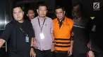 Bupati Nganjuk Taufiqurrahman (kedua kanan) keluar gedung KPK Jakarta, Kamis (26/10). Taufiqurrahman ditahan KPK melalui OTT terkait dugaan suap perekrutan dan pengelolaan ASN/PNS di Kabupaten Nganjuk. (Liputan6.com/Helmi Fithriansyah)