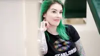 Wanita Cantik Ini Tanam Chip di Tangan Agar Bisa Buka Mobil Tanpa Kunci