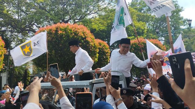 Bakal calon presiden (bacapres) Anies Baswedan dan Bacawapres Muhaimin Iskandar disambut ribuan massa pendukung yang memadati sepanjang Jalan Taman Suropati hingga Jalan Imam Bonjol menuju Komisi Pemilihan Umum (KPU) RI (Liputan6.com/Winda Nelfira)