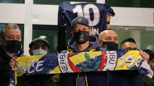 FOTO: Tinggalkan Arsenal, Mesut Ozil Tiba di Turki untuk Bergabung dengan Fenerbahce
