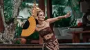 Terlebih ketika dirinya yang membawa kipas berlenggok selayaknya seorang penari Bali. Luna laksana seorang putri keraton. (Instagram/lunamaya)