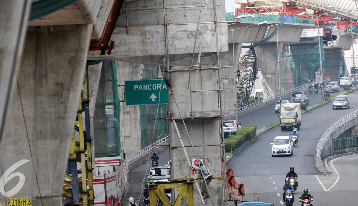 Aktivitas proyek pembangunan jembatan layang (flyover) di Jalan Kapten P. Tendean, Jakarta Selatan, Kamis (14/7). Pasca libur lebaran, aktivitas pembangunan jalan layang busway Tendean-Ciledug masih belum berjalan normal. (Liputan6.com/Yoppy Renato)