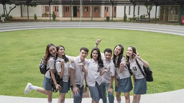 Jajal Akting, Ini 7 Potret Lyodra Ginting dengan Pemain Film Barunya