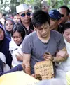 Proses pemakaman kepergian mendiang ayahanda Ariel NOAH, Nazmul Irphan di TPU Ujung Berung, Jawa Barat. (30/03/16). (Adrian Putra/Bintang.com)