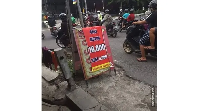 6 Spanduk Promosi Cuci Motor Ini Bikin Geleng Kepala