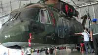 Penyidik KPK cek fisik Helikopter AW 101 (Liputan6.com/Helmi Fitriansyah)