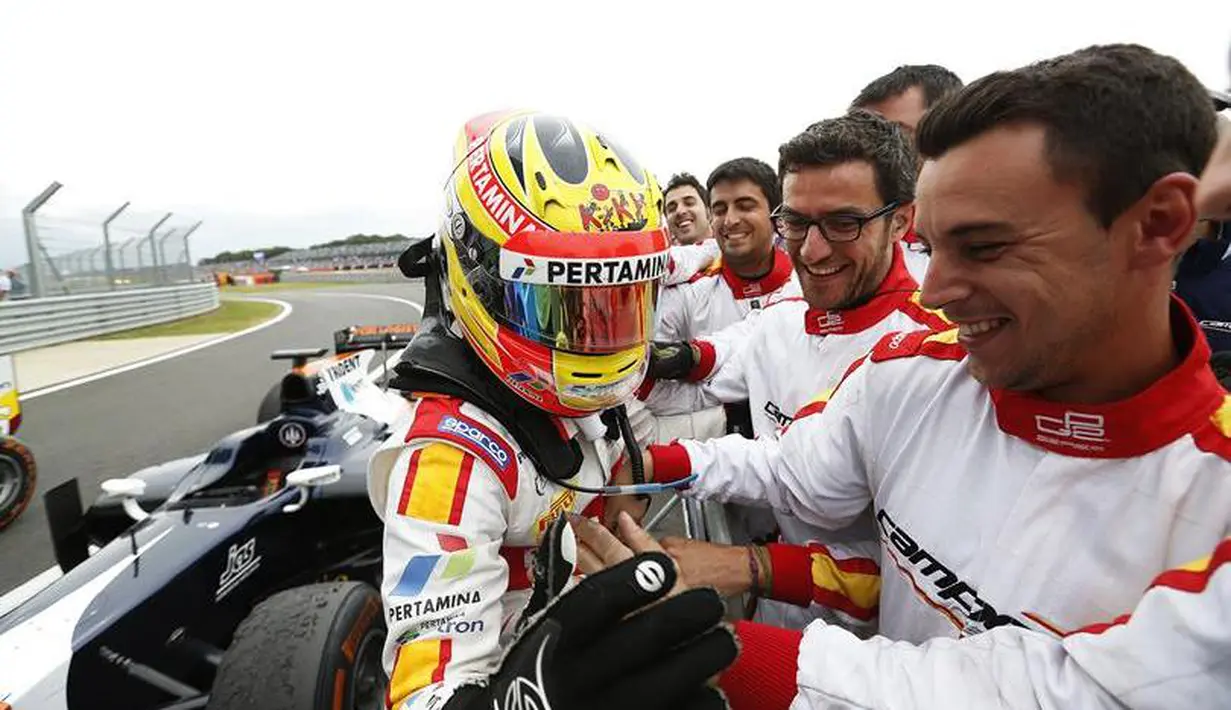 Rio Haryanto disambut anggota timnya. (GP2 Media Service)