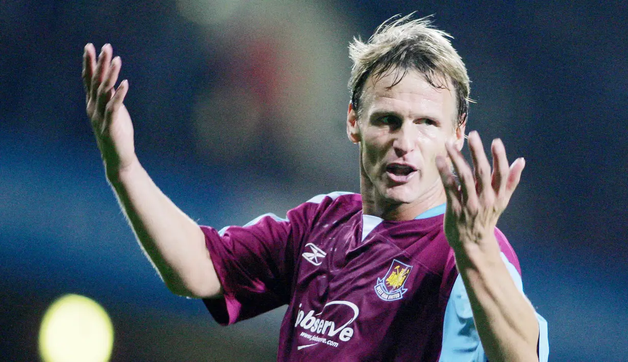 Teddy Sheringham - Pemain yang berhasil mempersembahkan treble winners untuk Manchester United pada tahun 1999 ini ternyata pernah berseragam West Ham pada tahun 2004. Sheringham menghabiskan tiga musim bersama The Hammers. (AFP/Carl De Souza)