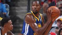 Forward Golden State Warriors, Kevin Durant, mencetak dobel-dobel tapi tak mampu menghindarkan timnya dari kekalahan kedua pada musim reguler NBA 2017-2018 di markas Memphis Grizzlies, Minggu (22/10/2017) WIB. (Warriors)