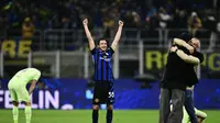 Bek Inter Milan asal Italia Matteo Darmian merayakan kemenangan Inter Milan dalam pertandingan leg kedua semifinal Liga Champions UEFA antara Inter Milan dan FC Barcelona di stadion San Siro di Milan pada 6 Mei 2025.Marco BERTORELLO / AFP