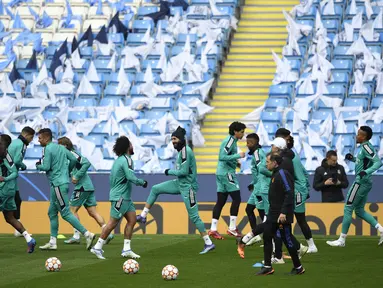 Para pemain Madrid melakukan pemanasan saat sesi latihan tim di Stadion Etihad di Manchester, barat laut Inggris, pada 25 April 2022. Real Madrid akan bertanding melawan Manchester City pada leg pertama semifinal Liga Champions. (AFP/Oli Scarff)