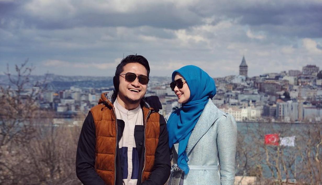 FOTO: 14 Tahun Menikah, Fenita dan Arie Untung Makin ...