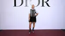 Iris Law hadir mengenakan koleksi dari Dior Pre Fall 2022, embroidered cardigan berwarna hitam dengan kemeja katun putih polos, dan biker shorts hitam. Foto: Document/Dior.