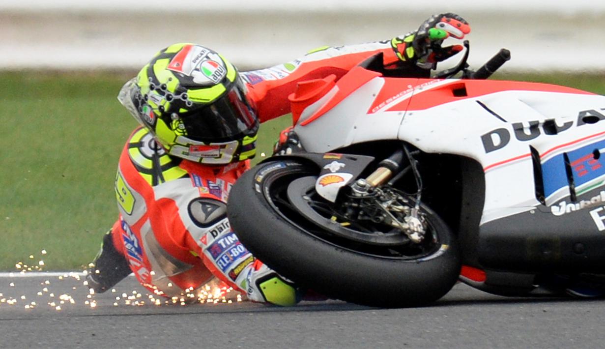 Pebalap Ducati, Andrea Iannone, terjatuh saat berada di posisi kedua balapan MotoGP Inggris yang digelar di Sirkuit Silverstone, Inggris, Minggu (4/9/2016). (AFP/Oli Scarff)