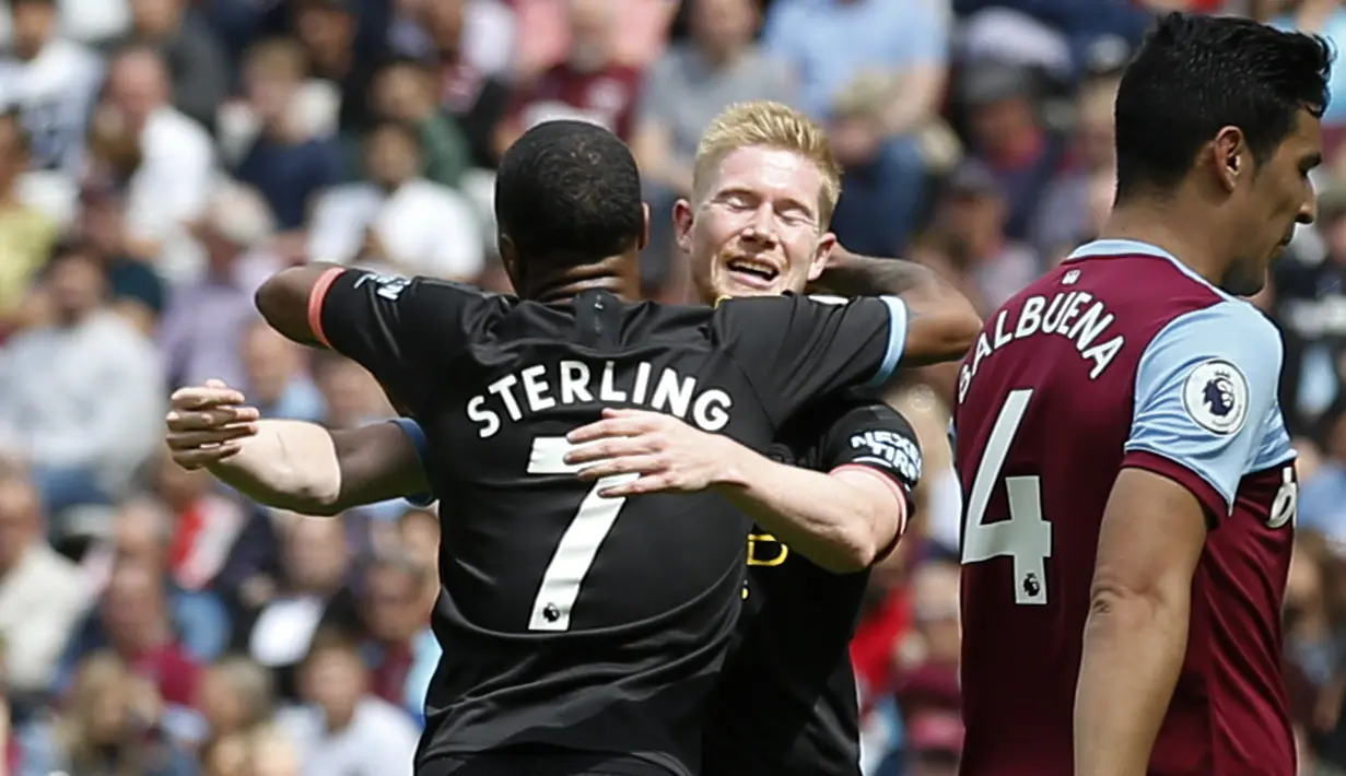 Pemain Manchester City, Kevin De Bruyne, merayakan gol yang dicetak Raheem Sterling ke gawang West Ham pada laga Premier League di Stadion London, London, Sabtu (10/8). West Ham kalah 0-5 dari City. (AFP/Ian Kington)