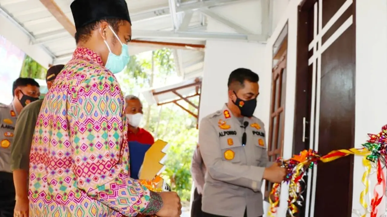 Kapolres Indragiri Hulu AKBP Bachtiar Alponso saat menggunting pita rumah presisi yang diserahkan kepada warga tidak mampu.