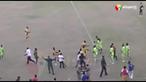 Para pesepakbola dari dua klub divisi dua asal Sekondi di Ghana yaitu Nzema Kotoko dan Mine Stars terlibat dalam tawuran saat laga play-off tengah berlangsung seperti diunduh dari akun youtube Allsports Ghana.