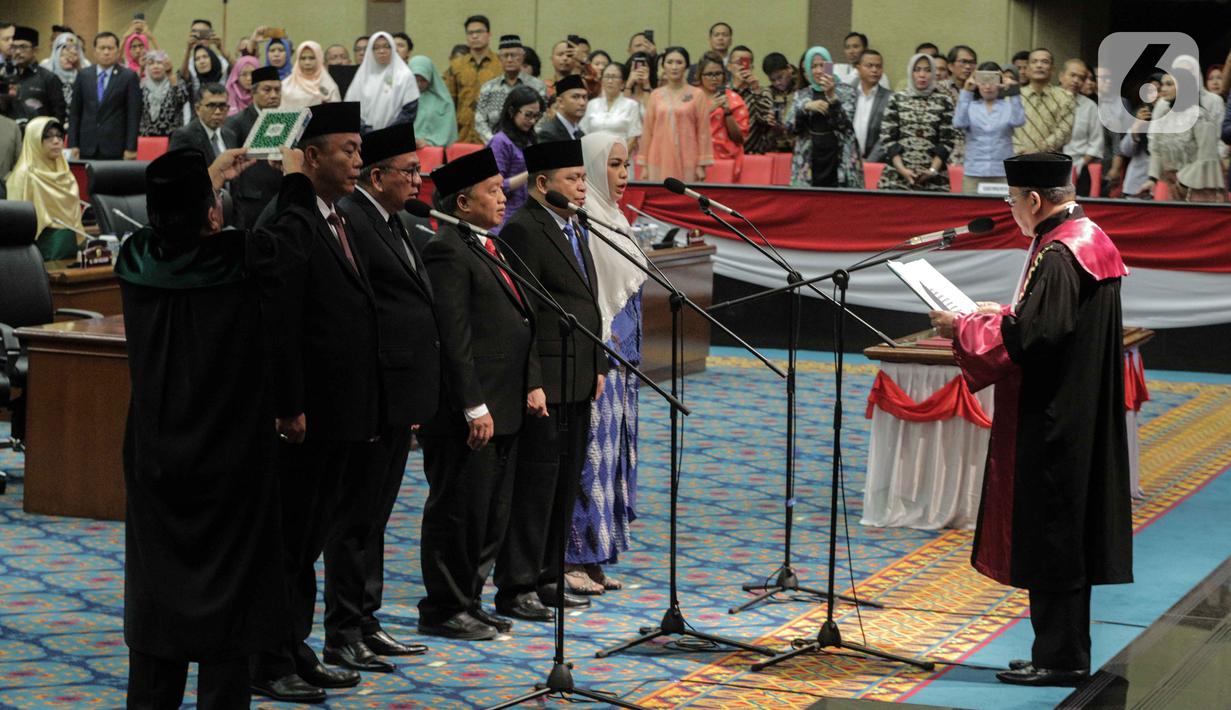 Prosesi pengambilan sumpah lima pimpinan DPRD DKI Jakarta saat dilantik di Gedung DPRD DKI Jakarta, Senin (14/10/2019). Ketua DPRD DKI Jakarta kembali dijabat oleh Prasetio Edi Marsudi. (Liputan6.com/Faizal Fanani)