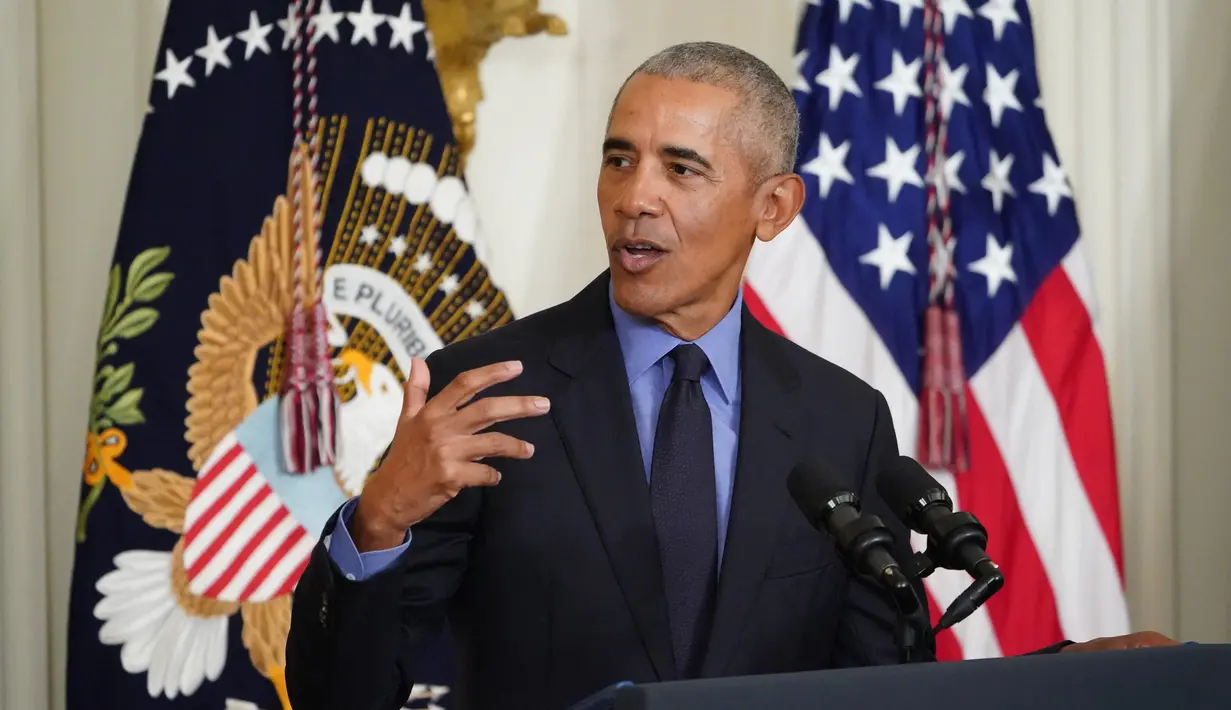 Mantan Presiden AS Barack Obama memberikan sambutan tentang Undang-Undang Perawatan Terjangkau dan Medicaid di East Room Gedung Putih, 5 April 2022. Ini adalah kali pertama Obama kembali ke Gedung Putih sejak meninggalkan kantor itu pada 2017. (MANDEL NGAN / AFP)