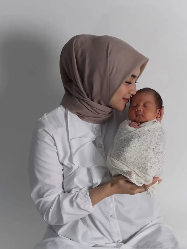 6 Gaya Pemotretan Baby Athar, Anak Citra Kirana yang Curi Perhatian